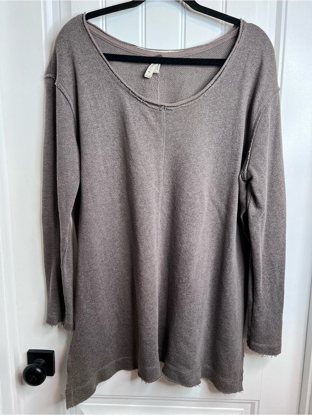 We the Free Women’s Taupe Long-Sleeve Split Side Seam Scoop Neck‎ Pullover. M/L.